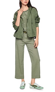 Легкая куртка с капюшоном