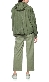 Легкая куртка с капюшоном